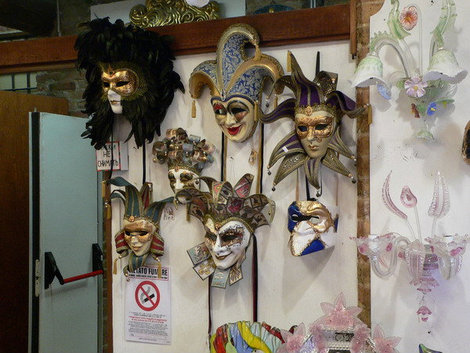 Карнавальные  маски — отличный сувенир из Венеции. Венеция, Италия