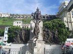 Памятник Сидячий мужик напротив Mercado Madelo