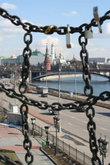 Вид на Кремль рядом с храмом Христа Спасителя.