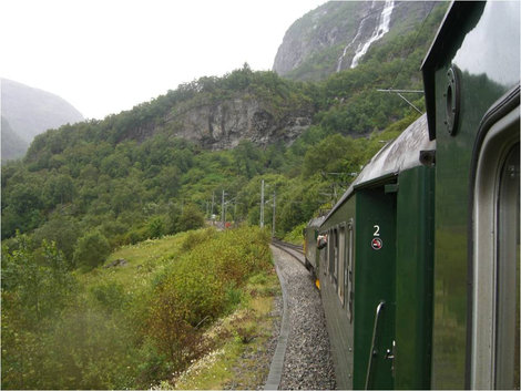 Так выглядит поезд с зелеными вагончиками Норвегия