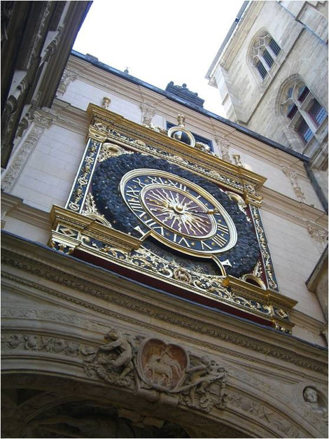 Большие средневековые часы с одной стрелкой Руан, Франция