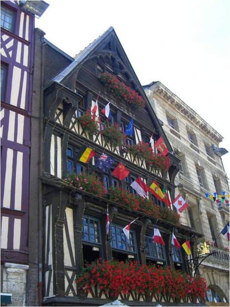 Здание с флажками Руан, Франция