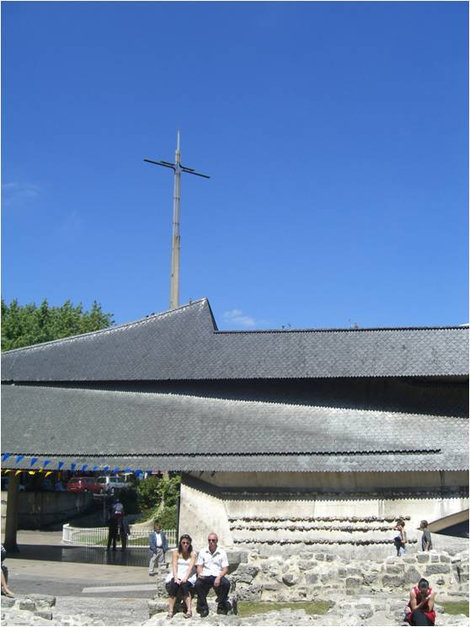 Церковь Жанны д’Арк, находится на площади, где она была казнена Руан, Франция