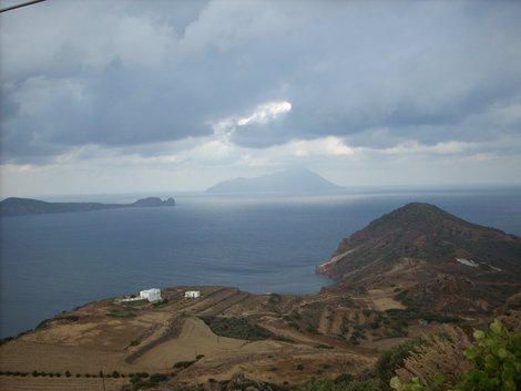 Вид с горы на остров Остров Милос, Греция