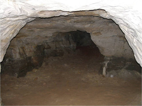 В пещере Ульяновка, Россия