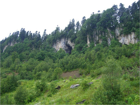 Вход в пещеру Адыгея, Россия