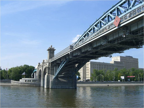 Под мостом московской Окружной железной дороги Москва, Россия