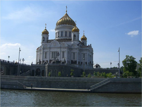 Проплываем мимо Храма Москва, Россия