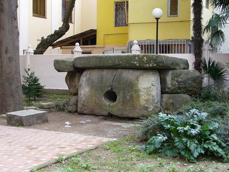 Составной дольмен во дворе музея истории города-курорта Сочи