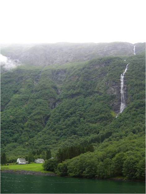 Возле водопада Неройфьорд, Норвегия