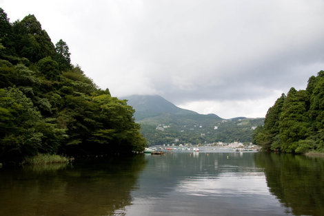 Вид из Онси-Хаконэ-Коэн на озеро и Мото-Хаконэ Префектура Канагава, Япония