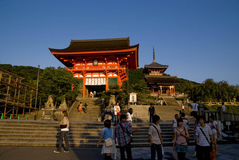 Ворота и пагода храма Киёмидзу-дэра Киото, Япония
