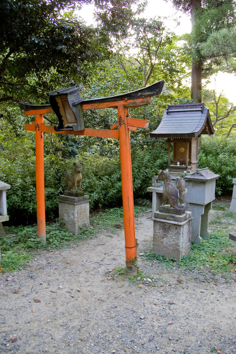 Маленький синтоитсткий храм Инари прямо на территории Киёмидзу Киото, Япония