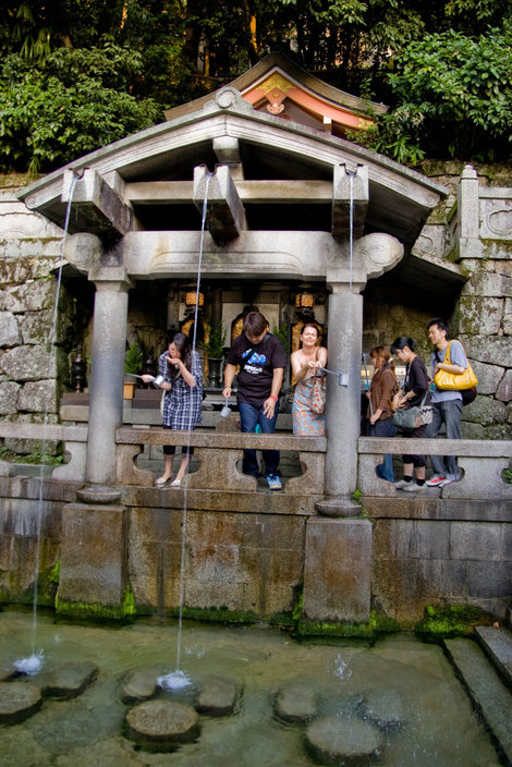 Водопад чудодейственной воды Отова-но-таки Киото, Япония
