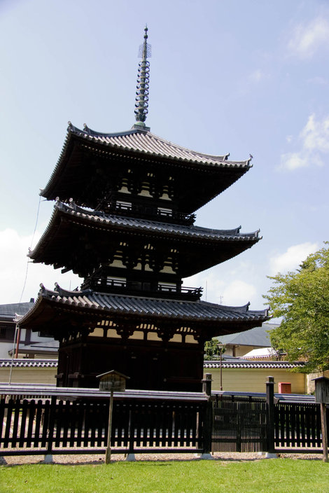 Тоже пагода в Кофукудзи, но трехэтажная Нара, Япония