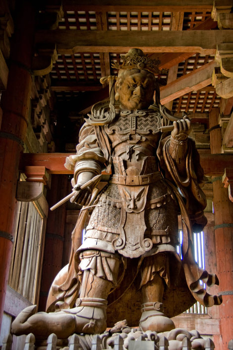 Охранный бог слева от Дайбуцу Нара, Япония