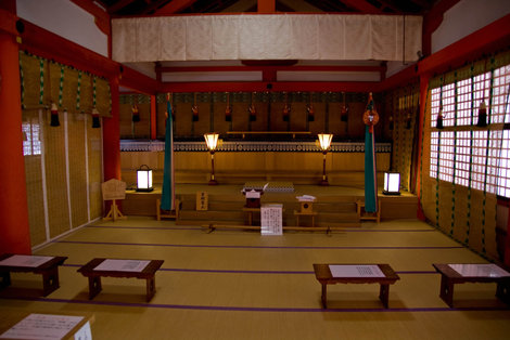 Внутри Хайдэн (молельного зала) Нара, Япония