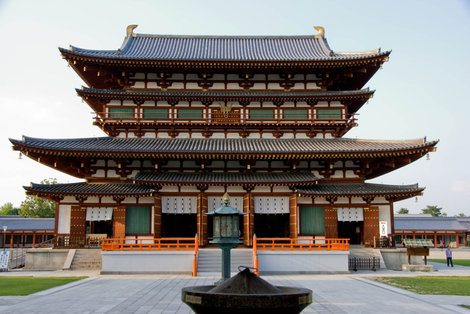 Кондо, или Хондо — главное здание Якусидзи Нара, Япония
