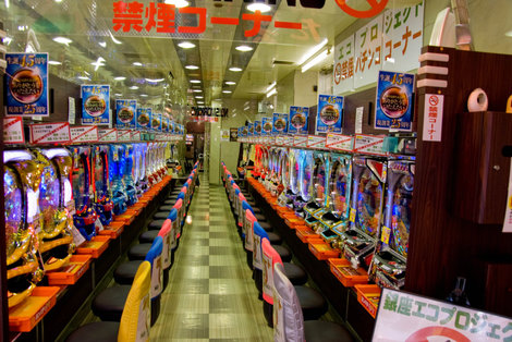 Патинко — зал игровых автоматов Осака, Япония