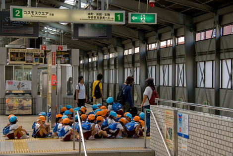 Перемешались две детские группы на платформе осакского метро :-) Осака, Япония