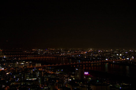 Ночная Осака со смотровой площадки Умеда Скай Билдинг Осака, Япония