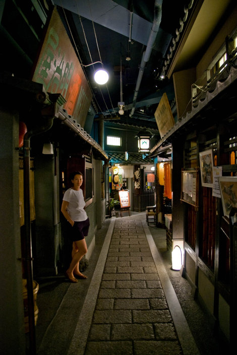 Стилизованная улочка начала XX в. в цокольном этаже Умеда Скай Билдинг Осака, Япония