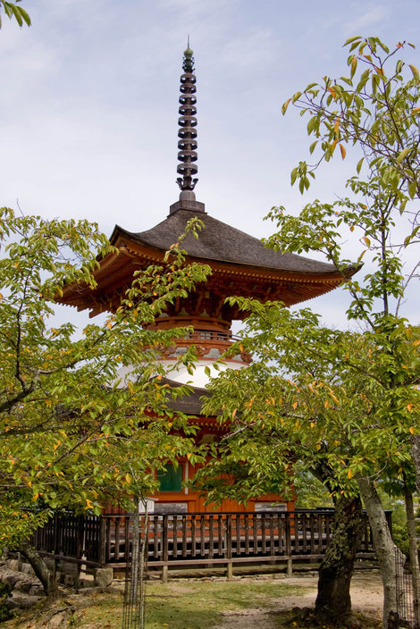Пагода Тохото (в прошлом — сокровищница Ицукусимы) Хацукайти, Япония
