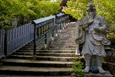Лестница к Манидэн и статуя Тэнгу