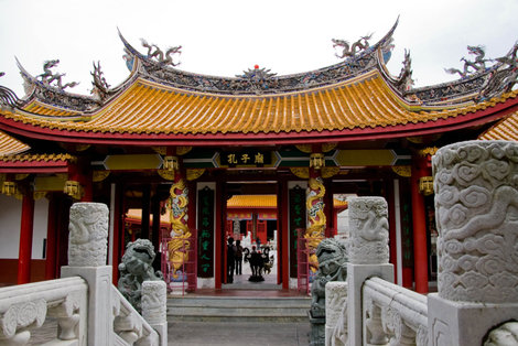 Ворота китайского конфуцианского храма Коси-бё Нагасаки, Япония