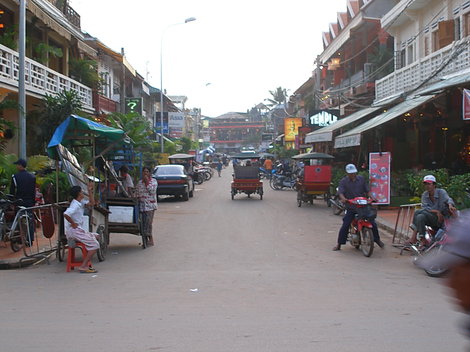 Главная улица (ночером — пешеходная) Сиемреап, Камбоджа