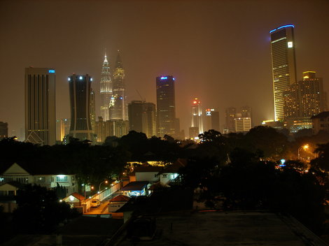 Вид из номера на ночную Куалу Куала-Лумпур, Малайзия
