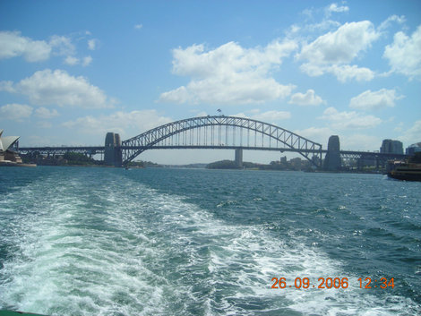 Пароход удаляется от знаменитого моста Сидней, Австралия