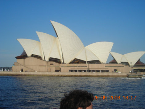Странное здание парламента. Без головы товарища-туриста и на этом фото не обошлось.. Сидней, Австралия
