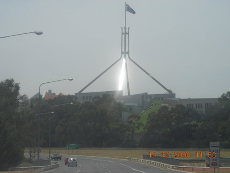 В этом странном здании, сконструированном итальянцем, заседает Парламент Австралии Канберра, Австралия