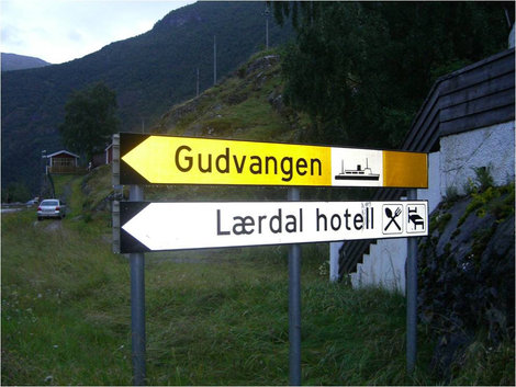 Указатель рядом Согнефьорд, Норвегия