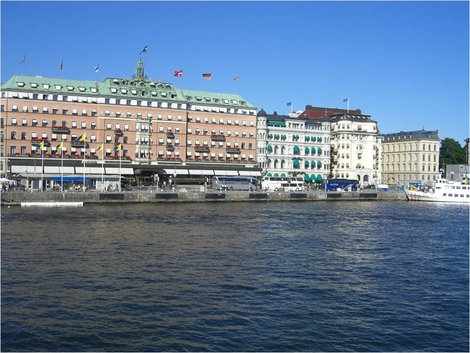 Красивые стокгольмские здания на фоне воды Стокгольм, Швеция