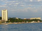 Слева — Александрийский маяк, справа — гостиница Жемчужина