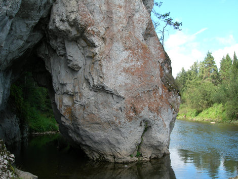 Скала Камень дыроватый Свердловская область, Россия