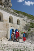 Народ у пещерного храма