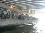 Стоянка велосипедов под мостом