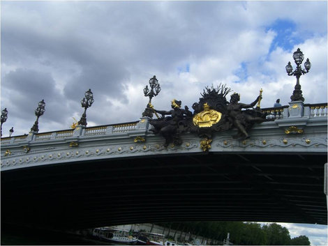 Под мостом Александра III Париж, Франция