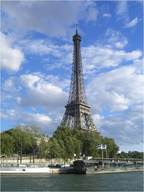 Эйфелева башня с воды Париж, Франция