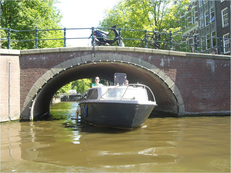 Лодка под мостом Амстердам, Нидерланды