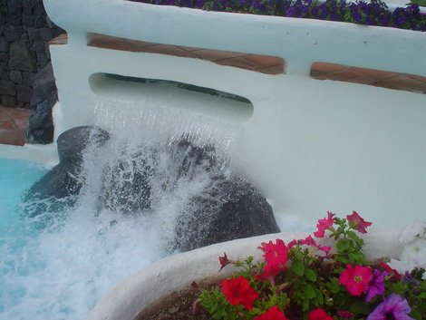 Бассейн с водопадом Лас-Америкас, остров Тенерифе, Испания