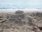 Крепость из песка, детское  строительство.