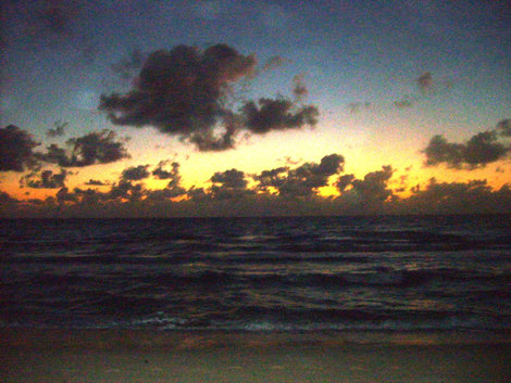 Раннее утро, всходит солнце из-за облаков. Майами-Бич, CША