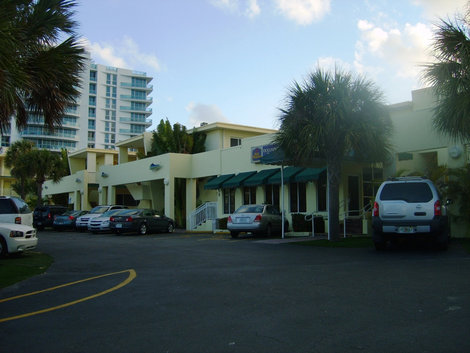 Небольшой отель  рядом с океаном на Collins Ave. Майами-Бич, CША