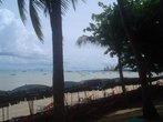 Паттайский пляж – это узкая полоска, вплотную заставленная лежаками, между морем и улицей