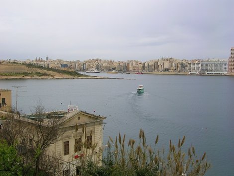 А это Слима со стороны Валетты и паромчик Остров Мальта, Мальта