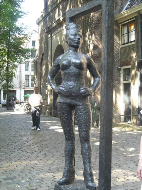 Памятник женщине древней профессии Амстердам, Нидерланды